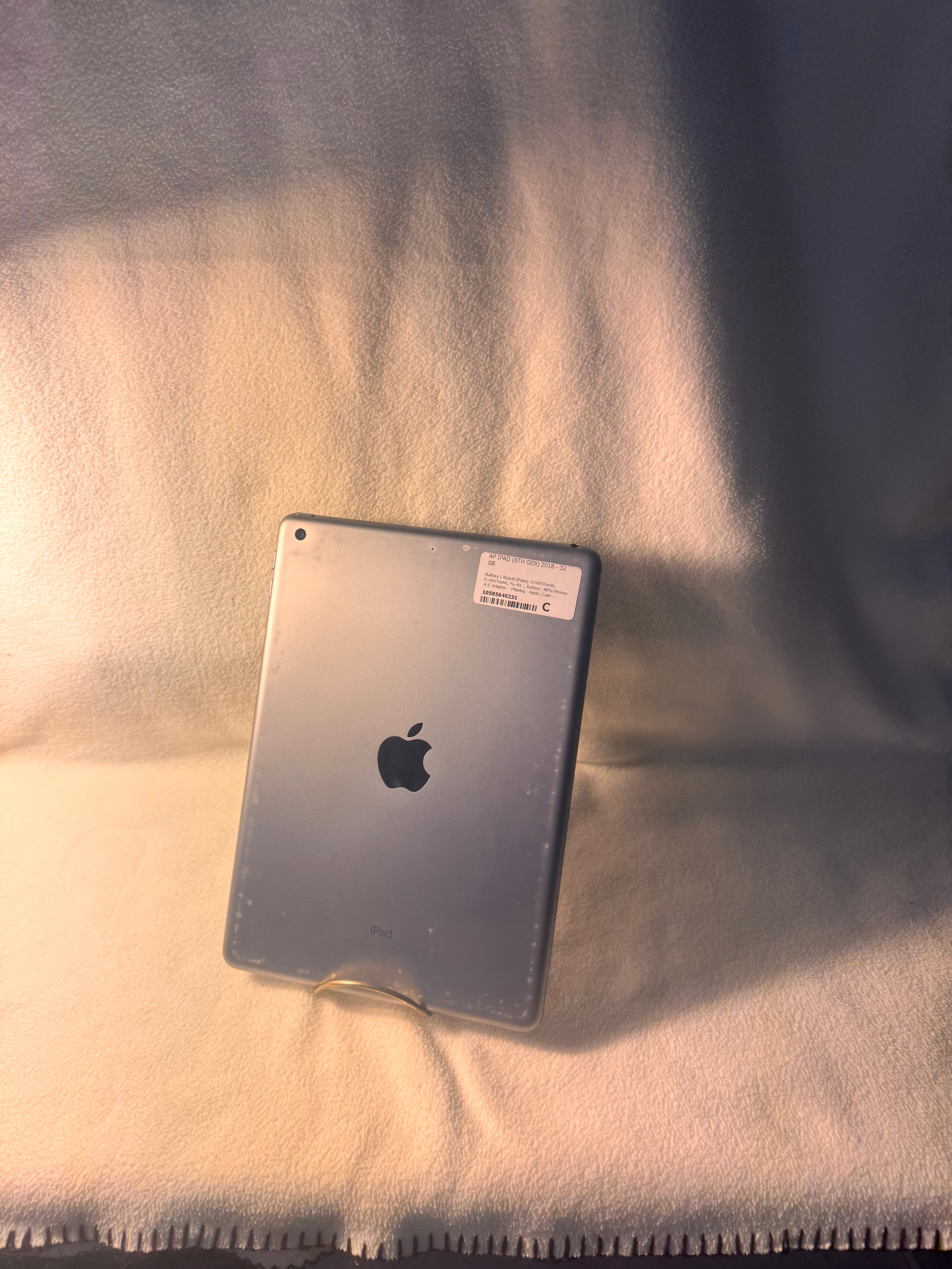 Apple ipad 9.7 6th Gen 32 GB unlocked use any carrier refurbished very good